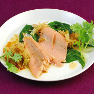 Gedämpfte Lachsforelle mit Ingwer und Mangold Gedämpfte Lachsforelle mit Ingwer und Mangold