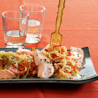 Sauerkrauttopf mit Paprika und Lachs
