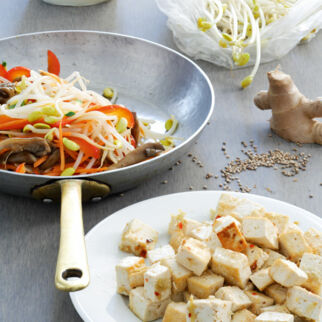 Asianudeln mit Gemüse und Tofu
