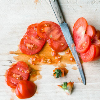 Schnitzel Tomate Mozzarella Tomaten schneiden