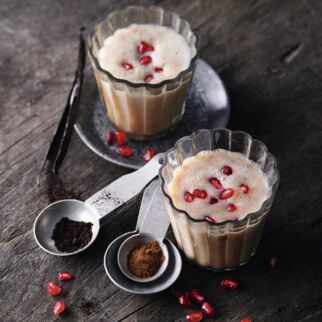 Santa Claus im Glas mit Orange, Granatapfel und Zimt Santa Claus im Glas mit Orange, Granatapfel und Zimt