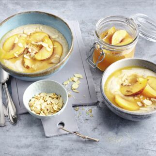 Mandel-Grießbrei mit Nektarinen Mandel-Grießbrei mit Nektarinen