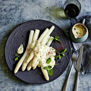 Spargel mit kräuterfrischer Hollandaise Spargel mit kräuterfrischer Hollandaise