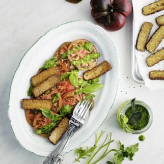 Tomaten-Carpaccio mit Salsa verde und Räuchertofu Tomaten-Carpaccio mit Salsa verde und Räuchertofu