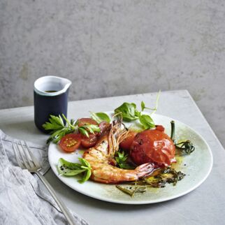 Lauwarmer Tomaten-Garnelen-Salat