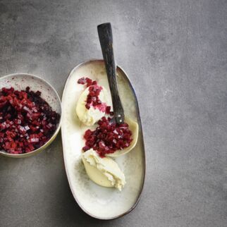 Pastinaken-Hummus mit Roter Bete Pastinaken-Hummus mit Roter Bete