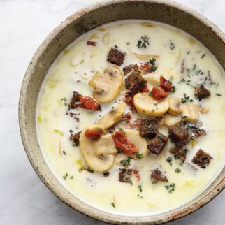 Käsesuppe mit Kräutercroutons Käsesuppe mit Kräutercroutons