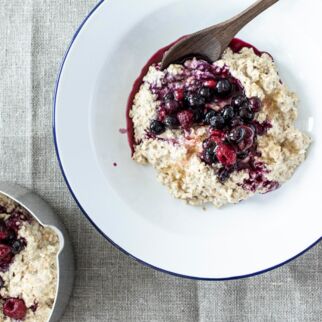 Teller mit Proats garniert mit Beeren Proats