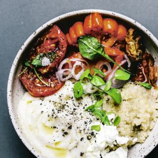 Quinoa-Bowl mit Bohnencreme und Tomaten
