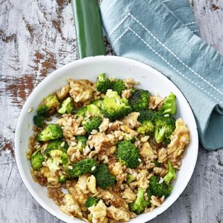 Fried Sticky Rice mit Ei und Brokkoli