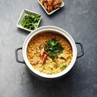 Mais-Hirse-One-Pot mit Kokos-Bacon-Topping Mais-Hirse-One-Pot mit Kokos-Bacon-Topping