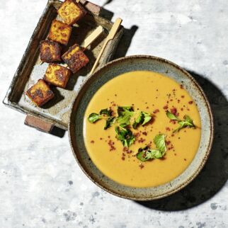 Pastinaken-Erdnuss-Suppe mit Tofuspießchen Pastinaken-Erdnuss-Suppe mit Tofuspießchen