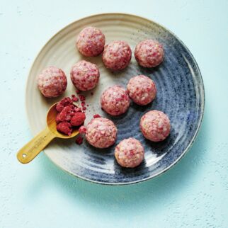 Milchreis-Bällchen mit Himbeeren Milchreis-Bällchen mit Himbeeren