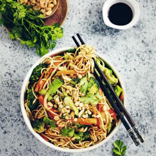 Asia-Wok-Nudeln mit buntem Gemüse Asia-Wok-Nudeln mit buntem Gemüse