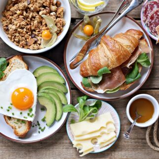 Sonntagsfrühstück mit Croissants, Spiegelei-Herz, Müsli & Muffins Sonntagsfrühstück