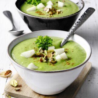 Avocado-Birnen-Suppe mit Pistazien Avocado-Birnen-Suppe mit Pistazien