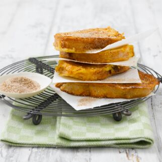 Drei Arme Ritter Scheiben mit Zimt. Arme Ritter bestehen aus Toastbrot, das zusammen mit Milch und Ei gebarten wurde. Arme Ritter