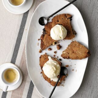 Warmer Keks mit 
Vanille-Tonka-Eis