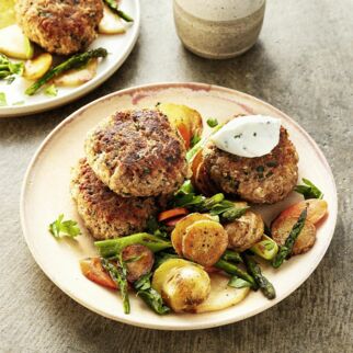 Haferflocken-Buletten auf Frühlingsgemüse Haferflocken-Buletten auf Frühlingsgemüse