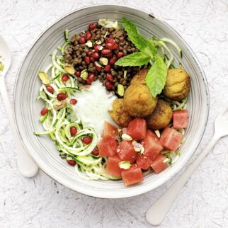 Zucchininudel-Bowl mit Falafel Zucchininudel-Bowl mit Falafel