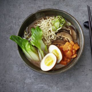 Ramen mit Soja-Eiern Ramen mit Soja-Eiern