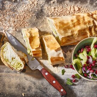Kohlstrudel mit 
Gurkensalat