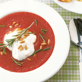 Feine Tomatensuppe mit Ricotta-Haube Feine Tomatensuppe mit Ricotta-Haube