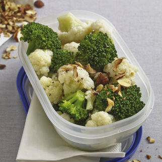 Blukkoli-Salat mit Haselnuss-Dressing