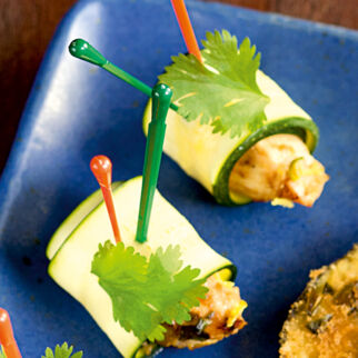 Zucchiniröllchen mit Chilihähnchen