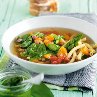Minestrone mit jungem Gemüse Minestrone mit jungem Gemüse