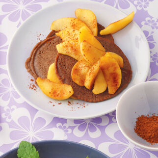Buchweizenpfannkuchen mit karamellisierten Äpfeln Buchweizenpfannkuchen mit karamellisierten Äpfeln
