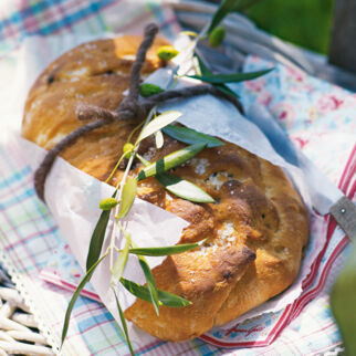 Oliven-Kräuter-Brotfladen Oliven-Kräuter-Brotfladen