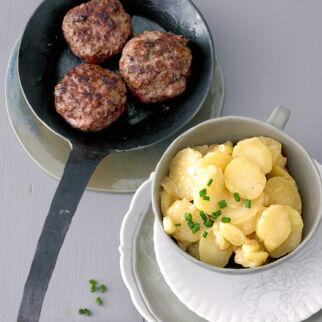 Frikadellen mit Kartoffelsalat Frikadellen mit Kartoffelsalat