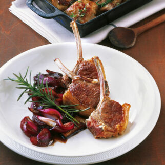 Lammkoteletts mit Balsamico-Zwiebeln Lammkoteletts mit Balsamico-Zwiebeln