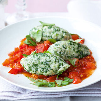 Spinatnocken mit geschmolzenen Tomaten Spinatnocken mit geschmolzenen Tomaten