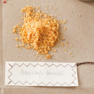 Haselnusskrokant (ergibt etwa 100 g, für Eisbecher und Desserts) Haselnusskrokant (ergibt etwa 100 g, für Eisbecher und Desserts)