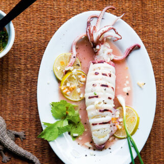 Tintenfisch im Limettensud (Pla Mük Nüng Manao)