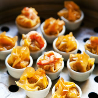 Gefüllte Teigtaschen (Khanom Jib) Gefüllte Teigtaschen (Khanom Jib)