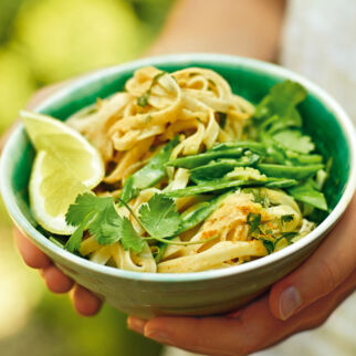 Reisnudeln mit Zuckerschoten und Zitrone Reisnudeln mit Zuckerschoten und Zitrone