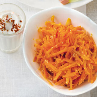 Möhren-Rohkost mit Chilijoghurt