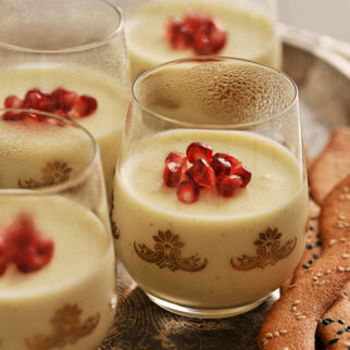 Kokosmousse mit Sesamwaffeln Kokosmousse mit Sesamwaffeln