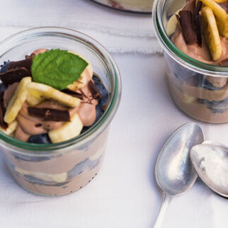 Schokoquark mit Beeren und Banane Schokoquark mit Beeren und Banane