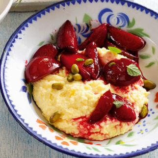 Süße Orangen-Polenta mit Pflaumen