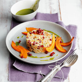 Granatapfel-Nuss-Couscous mit gebratenen Kürbisspalten Granatapfel-Nuss-Couscous mit gebratenen Kürbisspalten