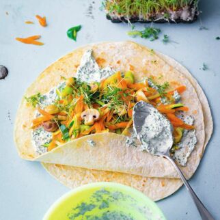 Wraps mit Gemüse und Kräutercreme Wraps mit Gemüse und Kräutercreme
