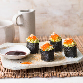 Gunkan mit Avocado und Kaviar Gunkan mit Avocado und Kaviar