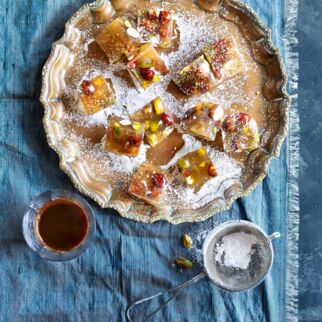 Türkisches Lokum mit Pistazien und Haselnüssen Türkisches Lokum mit Pistazien und Haselnüssen