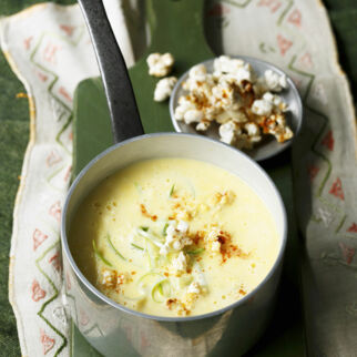 Käse-Mais-Suppe mit Chili-Popcorn Käse-Mais-Suppe mit Chili-Popcorn