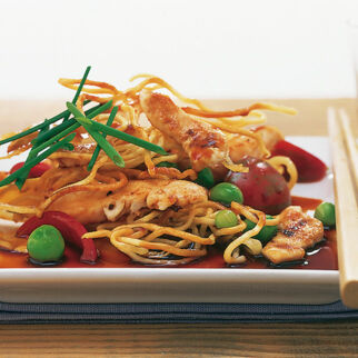 Gebratene Nudeln mit Huhn und Bambus Gebratene Nudeln mit Huhn und Bambus