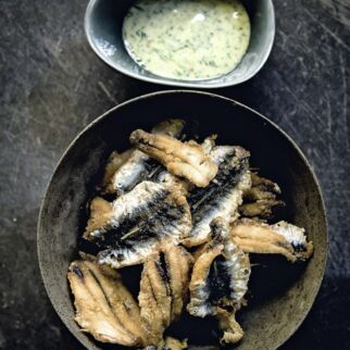 FRITTIERTE SARDELLEN MIT ANCHOVIS-DIP FRITTIERTE SARDELLEN MIT ANCHOVIS-DIP